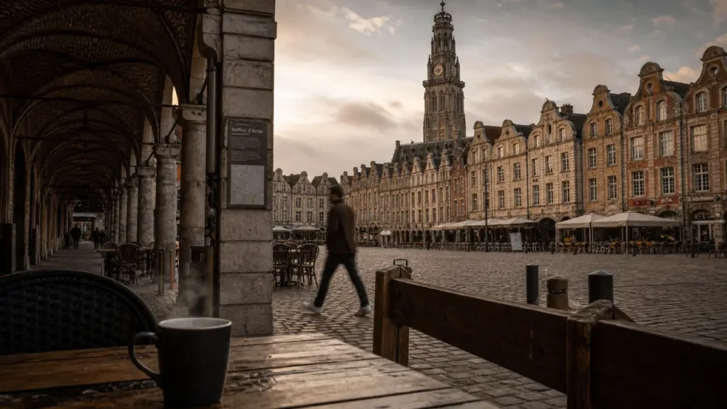 Que faire à Arras : beffroi et places flamandes, photo de terrasse et tasse fumante