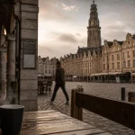 Que faire à Arras : beffroi et places flamandes, photo de terrasse et tasse fumante