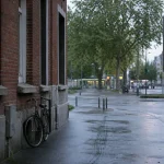 Rue résidentielle de saint maurice pellevoisin lille, trottoir humide et vélos