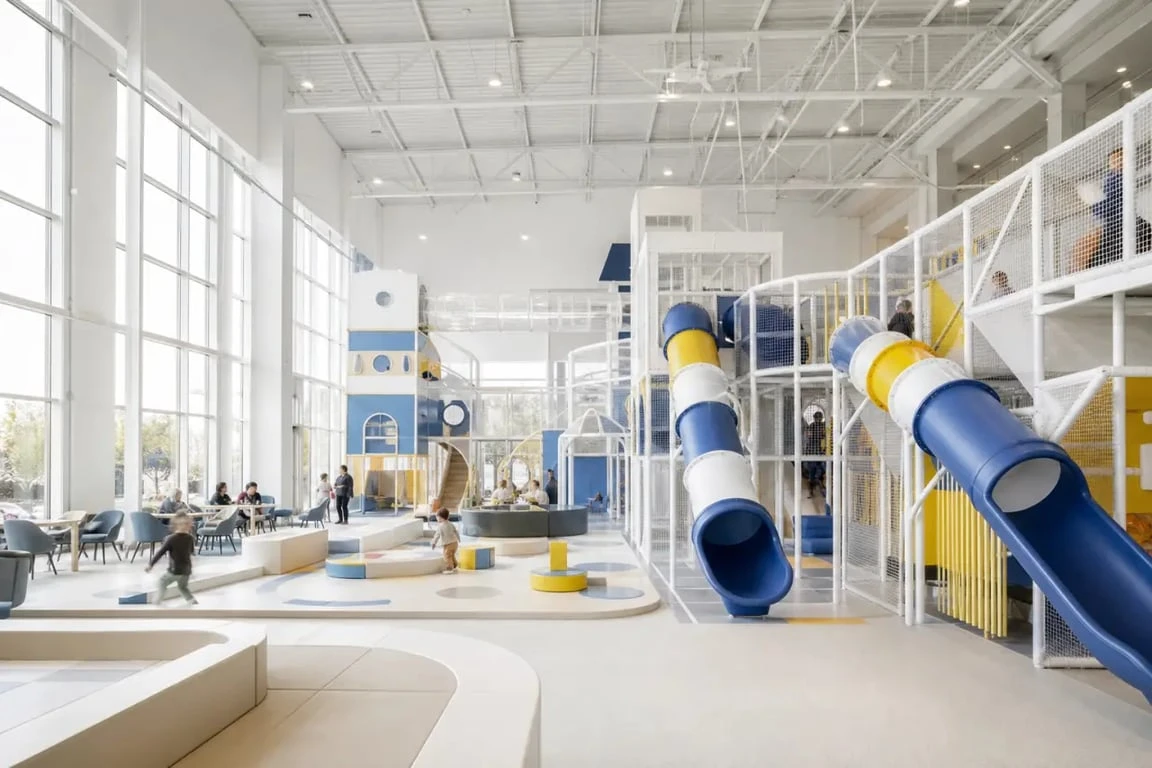 Taho et Lina Lomme : intérieur du parc de jeux couvert Gulli Parc avec toboggans et zones de jeux