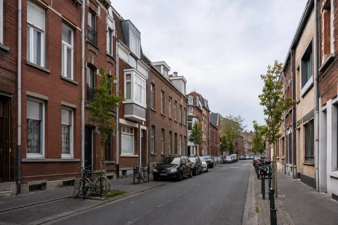 Rue résidentielle de Saint Maurice Pellevoisin à Lille avec façades en briques