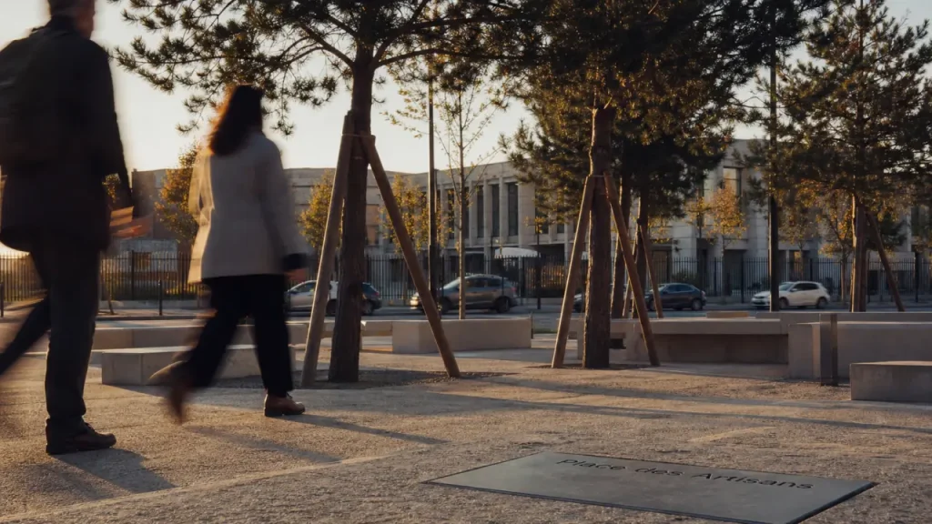 Place des Artisans à Lille-Sud : un parvis arboré pour traverser, attendre et skater