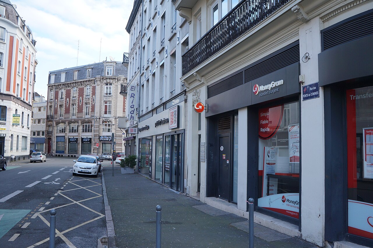 La rue des Ponts de Comines, où se trouve le cinéma Le Métropole.