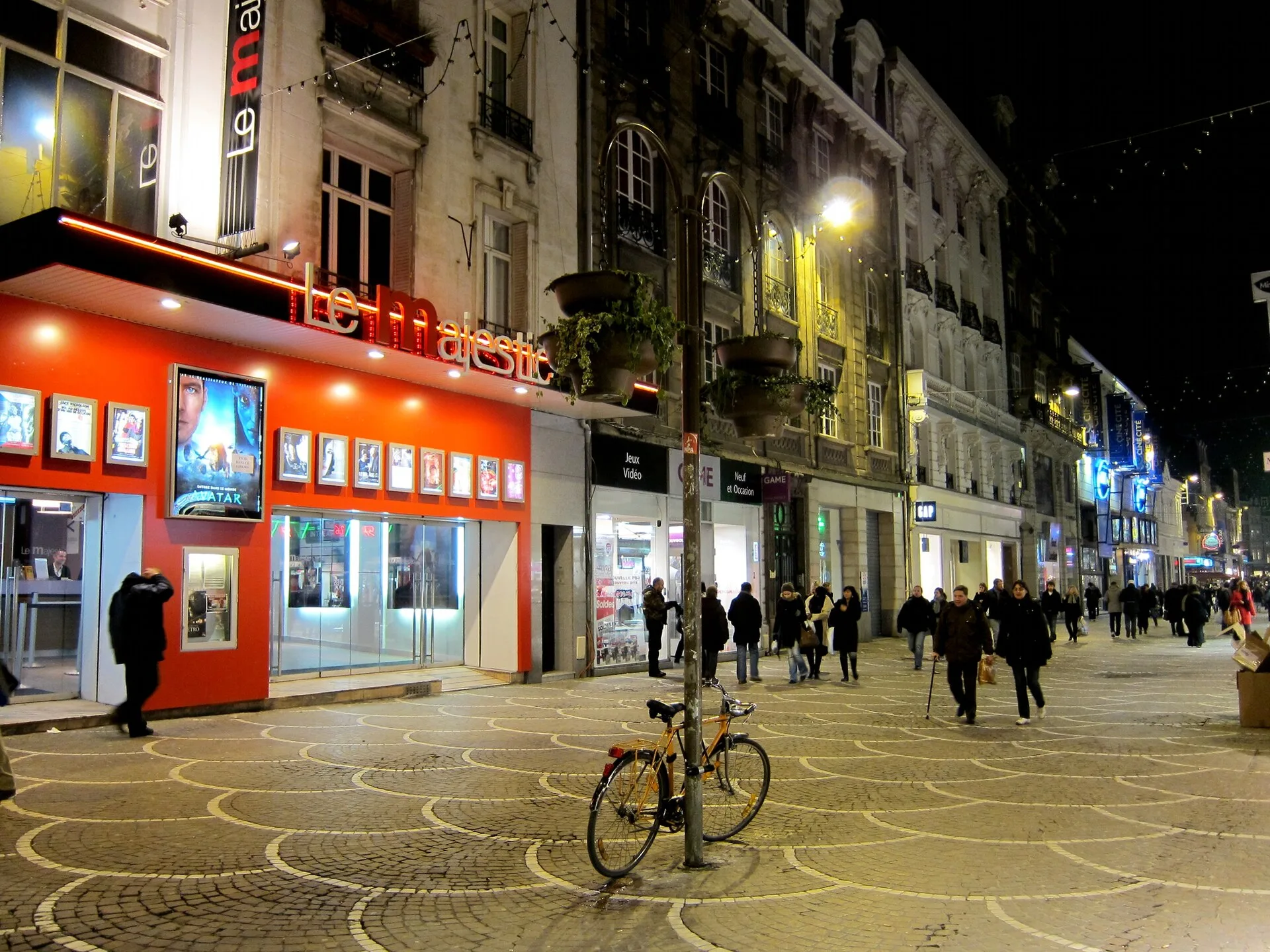 La rue de Béthune en 2010 : le Majestic au premier plan et l’UGC au fond.